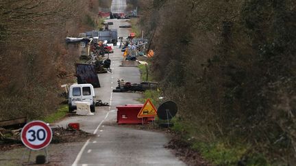 Des abris et barricades bloquent partiellement la route &agrave; Notre-Dame-des-Landes (Loire-Atlantique), le 20 janvier 2014. ( STEPHANE MAHE / REUTERS)