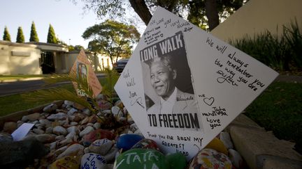 Des messages de soutien &agrave; Nelson Mandela, ex-pr&eacute;sident sud-africain,&nbsp;d&eacute;pos&eacute;s devant sa maison &agrave;&nbsp;Johannesburg (Afrique du Sud), le 9 juin 2013. (ALEXANDER JOE / AFP)