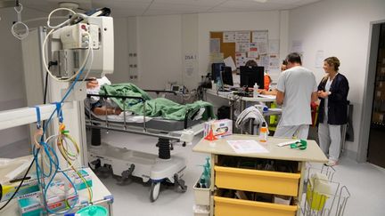 Un patient subit un scanner encéphalique injecté qui permet de détecter un AVC, le 14 juin 2019 à Chambéry (Savoie). (JESSICA BORDEAU / BSIP / AFP)