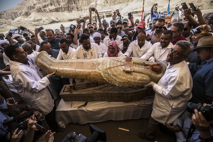 L'un des sarcophages découverts la semaine dernière à Assasif, près de Louxor, dans la Vallée des rois, et montré ce samedi 19 octobre. (KHALED DESOUKI / AFP)