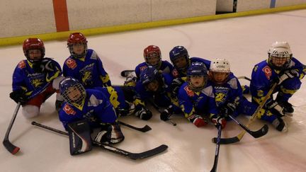 Lucas et ses coéquipiers, lors d'un entraînement, dans la catégorie U7, à Fontenay-sous-Bois (Val-de-Marne).&nbsp; (SEVERINE MORIN / FRANCEINFO: SPORT)