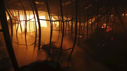 Un incendie ravage une usine textile, le 9 octobre 2013, &agrave; Gazipur (Bangladesh). (ANDREW BIRAJ / REUTERS)