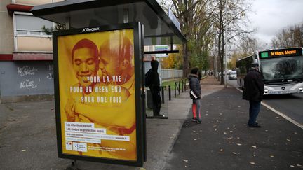 Une affiche de la campagne de prévention contre les infections sexuellement transmissibles à Aulnay-sous-Bois (Seine-Saint-Denis), le 22 novembre 2016. (MAXPPP)