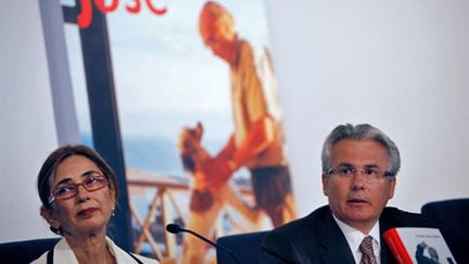 Pilar del Rio (gauche) et Baltasar Garzon à la présentation d'une biographie de Jose Saramago le 01/07/10 (AFP Desirée Martin)