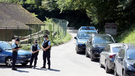 Après la découverte d'un corps près d'une voiture calcinée à Chevaline en Haute-Savoie, les forces de l'ordre ont bouclé le secteur, le 2 septembre 2020. (GREGORY YETCHMENIZA / MAXPPP)