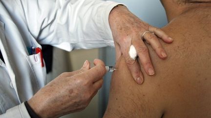 Un médecin vaccine un patient contre la grippe, le 28 octobre 2008 à Paris (AFP / Alix Guigon)