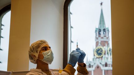 Un soignant s'apprêt à administrer une dose de vaccin Spoutnik contre le Covid-19 (illustration). (DIMITAR DILKOFF / AFP)