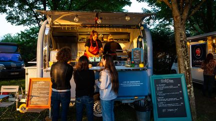 Un food truck au festival de Bruxerolles, le 6 mai 2022. (MATHIEU HERDUIN / MAXPPP)