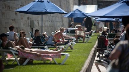 Premiers Parisiens à profiter de Paris Plages, le 20 juillet, jour du coup d'envoi de l'édition 2010 (AFP / Fred Dufour)