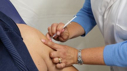 Une&nbsp;soignante injecte une dose de vaccin contre le Covid-19 à Lille, le 1er juillet 2021. (THIERRY THOREL / NURPHOTO / AFP)