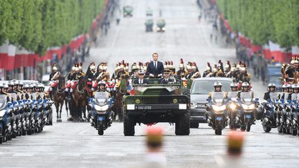 Emmanuel Macron descend les Champs Élysées (Paris) en voiture militaire, le 14 mai 2017. (ABD RABBO AMMAR / MAXPPP)