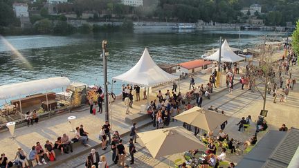 La Sucrière sur les bords de la Saône accueille une partie de la treizième Biennale d'Art Contemporain jusqu'au 3 janvier 2016.
 (Anne-Sophie Saboureau)