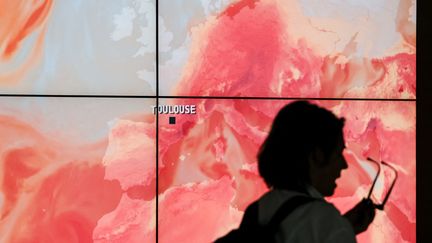 Ecran affichant en temps réel la vague de chaleur sur l'Europe, au centre Météo-France de Toulouse, août 2023. (PATRICK BATARD / HANS LUCAS / AFP)