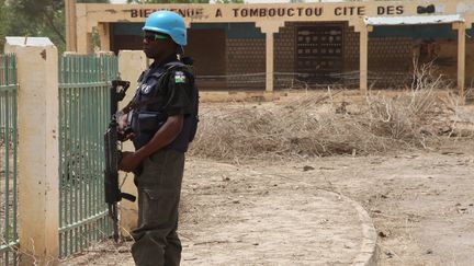 Le 8 avril 2015, un gardien de la paix des Nations unies de la garde de Minusma sur la place de l'Indépendance à Tombouctou (Mali). (SEBASTIEN RIEUSSEC / AFP)