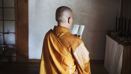 Le moine assure avoir été contraint d'accomplir des tâches allant bien au-delà de ses devoirs spirituels, et avoir parfois travaillé plus de deux mois d'affilée sans aucun jour de repos (photo d'illustration). (MINT IMAGES / GETTY)