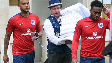 Les joueurs anglais Ryan Bertrand (gauche) et Danny Rose (droite) quittent leur hôtel à Chantilly pour rejoindre leur camp d'entraînement le 9 juin 2016. (PAUL ELLIS / AFP)