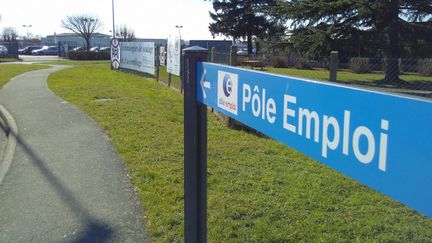 Un panneau de direction "Pôle emploi" dans une zone d'activité de Montval-sur-Loir (Sarthe). Photo d'illustration. (ALEXANDRE CHASSIGNON / FRANCE-BLEU MAINE)