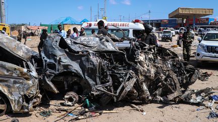 Le véhicule détruit dans un attentat à Mogadiscio (Somalie), le 28 décembre 2019.&nbsp; (ABDIRAZAK HUSSEIN FARAH / AFP)