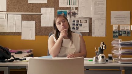 Dans le documentaire "Extra-ordinaires", diffusé le 20 novembre 2018 sur France 5, Laura, atteinte de trisomie 21, raconte ses difficultés pour trouver un emploi. (FRANCE 5)