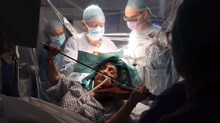 Dagmar Turner joue du violon pendant son opération du cerveau, janvier 2020 (Capture d'écran vidéo Kings College Hospital)