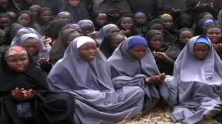 Photo des jeunes filles prises en otages par Boko Haram, prise en mai 2014 à partir d'une vidéo du groupe terroriste. (HO / BOKO HARAM / AFP)