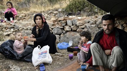 Des milliers de réfugiés, essentiellement syriens, arrivés en Grèce ont été accueillis dans des îles, ici celle de Samos, le 13 octobre 2017. (LOUISA GOULIAMAKI / AFP)