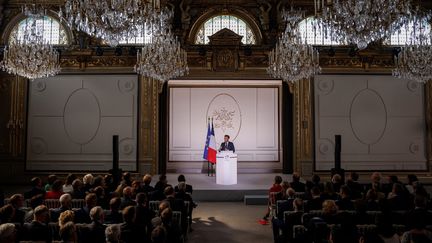 Emmanuel Macron devant les préfets réunis à l'Elysée, le 15 septembre 2022. (LUDOVIC MARIN / AFP)