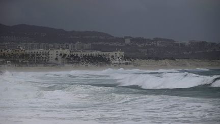 La plage de Medano à Los Cabos, dans l'Etat de Basse-Californie, au Mexique, lors du passage de l'ouragan Hilary, le 19 août 2023. (ALFREDO ESTRELLA / AFP)