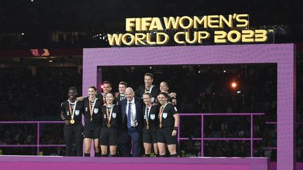 Le président de la Fifa Gianni Infantino, pose avec les arbitres de la finale de la Coupe du monde féminine, le 20 août 2023. (MARK AVELLINO / ANADOLU AGENCY/AFP)