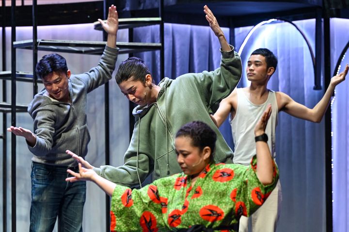 In the center, actress Medli Dorothea Loo during a rehearsal at the Ngee Ann Kongsi theater in Singapore, November 2023. (ROSLAN RAHMAN / AFP)