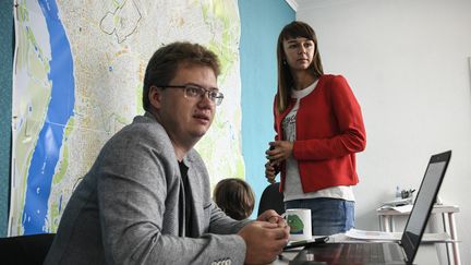 Andreï Fateev et Ksenia Fadeeva&nbsp;travaillent pour la campagne des municipales, le 7 septembre 2020, à Tomsk (Russie). (ALEXANDER NEMENOV / AFP)