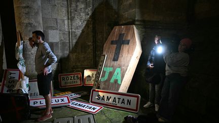 A Perpignan le 26 novembre 2024, les Jeunes agriculteurs sont appelés à participer à un cortège funèbre. Ils vont également rendre les panneaux "empruntés" à la préfecture. (LIONEL BONAVENTURE / AFP)