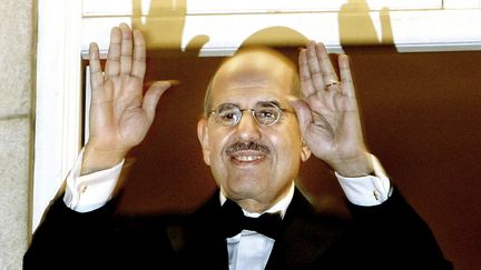 Mohamed ElBaradei, directeur général de l'Agence internationale de l'énergie atomique (AIEA), lauréat du prix Nobel de la paix en 2005.&nbsp;Il l'a reçu conjointement avec l'agence qu'il dirigeait pour leurs&nbsp;"efforts visant à enrayer la prolifération des armes nucléaires". (DANIEL SANNUM LAUTEN / AFP)