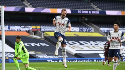 Harry Kane heureux devant Heung-Min Son, le duo gagnant de Tottenham (ANDY RAIN / POOL)