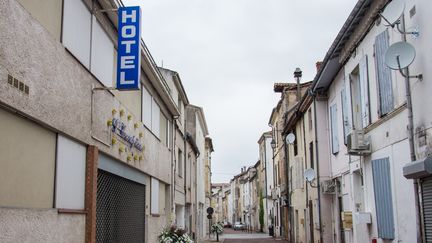 La rue Arnaud-Daubasse, dans le centre de Villeneuve-sur-Lot, en fin de matinée, mardi 2 juillet 2019.&nbsp; (JULIETTE CAMPION / FRANCEINFO)