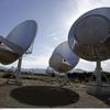 Des antennes radio du Allen Telescope Array,&nbsp;un projet de l'institut SETI qui vise &agrave; d&eacute;tecter des signaux extraterrestres, &agrave; Hat Creek&nbsp;(Californie, Etats-Unis), le 9 octobre 2007. (BEN MARGOT / AP / SIPA)