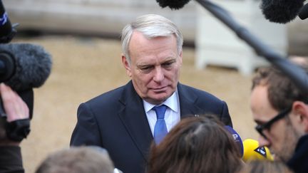 Jean-Marc Ayrault, le 6 novembre 2013 &agrave; la sortie du Conseil des ministres, &agrave; Paris.&nbsp; (ALAIN JOCARD / AFP)