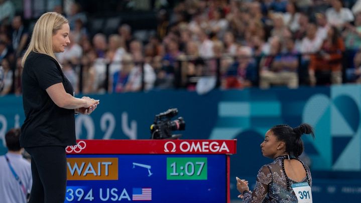 Cécile Landi et Simone Biles lors des qualifications du concours général, aux Jeux olympiques de Paris, le 28 juillet 2024, à la Bercy Arena. (AYTAC UNAL / AFP)