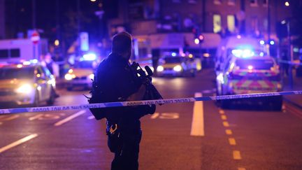 Un policier établit un périmètre de sécurité après une attaque à la voiture-bélier près de la mosquée de Finsbury Park, à Londres, le 19 juin 2017. (TAYFUN SALCI / ANADOLU AGENCY / AFP)