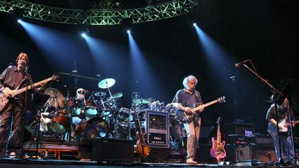 Les anciens membres de Gratefiul Dead, Phil Lesh (à gauche) et Bob Weir (au centre) avec Warren Haynes (à droite) en concert en 2009 sous le nom de The Dead.
 (Ricahrd Vogel/AP/SIPA)