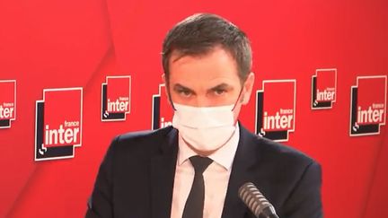 Le ministre de la Santé Olivier Véran sur France Inter, le&nbsp;18 décembre 2021.
 (FRANCEINTER / RADIOFRANCE)