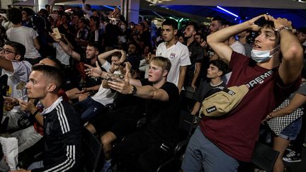 Les supporter lyonnais, déçus par la demi finale de Ligue des champions le 19 août 2020. (MAXIME JEGAT / MAXPPP)