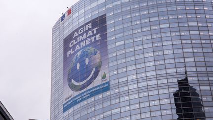 &nbsp; (La Conférence internationale sur le climat Cop 21 sur la tour du ministère de l'Ecologie à la Défense © Maxppp)