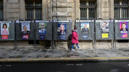 Les affiches de campagne des candidats à l'élection présidentielle française&nbsp;quelques jours avant le premier tour de l'élection présidentielle française. (EMMANUEL DUNAND / AFP)