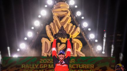 Sam Sunderland, tout sourire, a remporté le Dakar motos vendredi. (FLORENT GOODEN / DPPI)