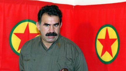 Le fondateur du Parti des travailleurs du Kurdistan (PKK),&nbsp;Abdullah &Ouml;calan, le 28 septembre 1993 &agrave; Masnaa, au Liban, pr&egrave;s de la fronti&egrave;re&nbsp;syrienne. (JOSEPH BARRAK / AFP)