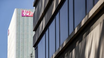 Ce pourcentage est calculé par l'Insee&nbsp;après&nbsp;intégration de la dette de la SNCF, qui&nbsp;est proche de 50 milliards d'euros.(photo d'illustration) (JOEL SAGET / AFP)