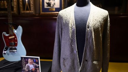 Le gilet en laine que Kurt Cobain portait sur scène lors du concert&nbsp;enregistré de Nirvana&nbsp;"Unplugged" en 1993, mis aux enchères à la maison de vente Julien's Auctions de New York en octobre 2019. (JOHANNES EISELE / AFP)