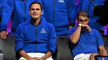 Roger Federer et Rafael Nadal en larmes, après le dernier match professionnel du Suisse, le 24 septembre 2022, à Londres, à l'occasion de la Laver Cup. (GLYN KIRK / AFP)