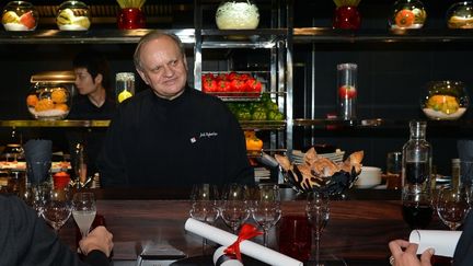 Le cuisinier Joël Robuchon, le 13 novembre 2012, dans son Atelier à Paris. (MIGUEL MEDINA / AFP)